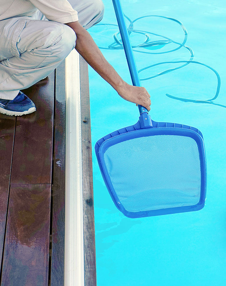 Limpiando piscina